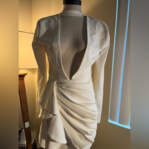 Michael Costello Dresses & Skirts - REVOLVE white dress size small - perfect for a date night 🎀🍾